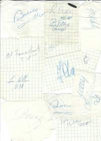 Löytöerä urheilijoiden nimikirjoirtuksia, kerätty pienille paperilapuille  mm Kipchoge Keino, Kenia n 12 kpl