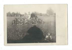 Lapsilla vahvistettu sotilasosasto tauolla - valokuva 9x13 cm