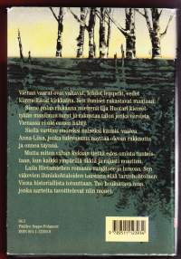 Vienan punainen kuu, 1993. 1.p. Isoisä Ilja Huotari ilmoittaa palaavansa kotikonnuilleen Vienan Karjalan Uhtualle pitämään huolta orvoksi jääneestä pojantyttärestään