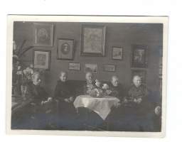 Länkelä perhekuva   nimet kuvan takana  - valokuva 9x13 cm