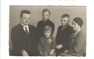 Tullinhoitajan perhe Hirvensalot   nimet kuvan takana  - valokuva 9x13 cm