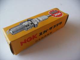 NGK spark plug  -alkuperäispakkaus, sisällä Bosch- sytytystulppa -rasia 2x2x8  cm   pahvia tuotepakkaus