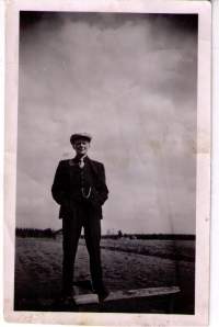 Valokuva,  mies   Levijoen rannalla
