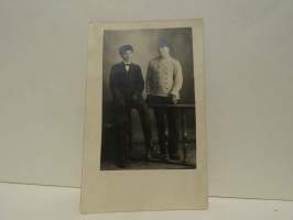 Valokuvapostikortti kaksi miestä
