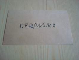 Intiaanipäällikkö Geronimo, nimikirjoituskortti. Nimikirjoitus on painettu vanhalle postikorttipaperille, ei siis käsinkirjoitettu. Kortin koko noin 7,5 cm x