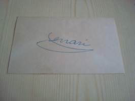 Enzo Ferrari, nimikirjoituskortti. Nimikirjoitus on painettu vanhalle postikorttipaperille, ei siis käsinkirjoitettu. Kortin koko noin 7,5 cm x 12,5 cm. Hieno