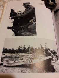 Turkiskauppiaana intiaani reservaatissa.  Karun kiehtova elämäni Pohjois-Kanadan erämaassa  1923-1928/ Einar Odd Mortensen.  On  taito  alkuperäiskansan