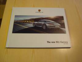 Upea 2016 Porsche 911 Carrera autoesite tai oikeastaan tämä on kirja, kovakantinen ja 54 sivua, englanninkielinen, kookkampi kuin muut Porschen esitteet.Hieno
