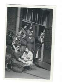 Demarin postituksen naisia 1940-luvun lopulla - valokuva 6x9 cm