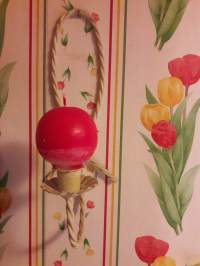 1930-luvun seinälampetit  2kpl . Kierretty  ns.  rautalanka. Nostalgiset  johon ilmeen  vaihtelua  saa  eri  kokoisilla  ja  värisillä  kynttilöillä. Korkeus