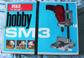 Hobby SM 3 - Lasten askarteluporasarja, jossa on porausteline ja paristokotelo (25/5048).  Made in DDR.