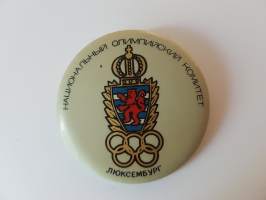 Moskova olympia 1980 - Moscow Olympics - Kansallisen Olympiakomitean tunnus - Luxemburg -neulakiinnitteinen rintamerkki, virallinen tuote / official badge
