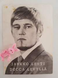 Jarkko Lehti, iskelmälaulaja joka voitti kahdet iskelmälaulukilpailut 18-vuotiaana. Lehti on ollut basistina Irwinin yhtyeessä.
