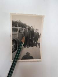 Studebaker &amp; yrmyt herrat -valokuva / photograph