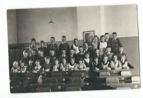 Luokkakuva Aila Tirkkonen II luokka keväällä 1933 cm - valokuva 9x13 cm