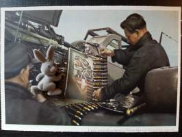 Uusia ammuksia Messerschmitt Me 109 hävittäjän tykeille -postikortti. TK-valokuvaaja C. Berger. Reproduktion und offsetdruck Carl Werner Reichenbach i.V.