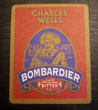 Bombardier -olut lasin alunen, Charles Wells.