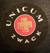 Unicum Zwack -liköörilasin alunen.
