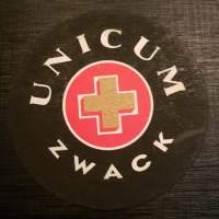 Unicum Zwack -liköörilasin alunen.