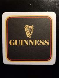 Guinness -olut lasin alunen.