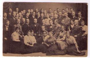 Valokuva / postikortti. Kuvan takana  teksti :Kuvassa  ryhmä  Kotkan liikeapulaisyhdistyksen jäseniä 20.5.1917