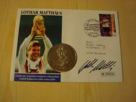 Lothar Mattäus, Saksa, numismatiikkakuori nimikirjoituksella, numeroitu. Jalkapallon maailmanmestari 1990. Kullattu mitali &amp; postimerkki ensipäiväleimalla.