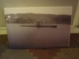 Suomalainen sukellusvene, canvastaulu, koko noin 20 cm x 30 cm. Teen vain 50 numeroitua kappaletta (sisältäen kaikki koot). Heti valmis lähetettäväksi.