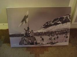 Lapin sota 1945, kolmen valtakunnan rajapyykki, canvastaulu, koko noin 20 cm x 30 cm. Teen vain 50 numeroitua kappaletta. Heti valmis lähetettäväksi.