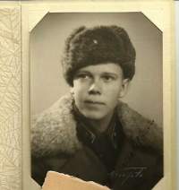 Jatkosodan nuori vänrikki -valokuva, ateljeekuva