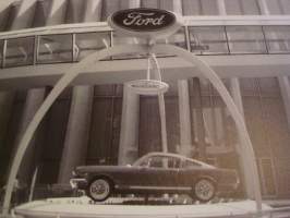 Ford Mustang New Yorkin maailmannäyttelyssä 1964, canvastaulu, koko 40 cm x 40 cm. Teen näitä vain 50 numeroitua kappaletta. Yksi heti valmiina lähetettäväksi.