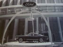 Ford Mustang New Yorkin maailmannäyttelyssä 1964, canvastaulu, koko 20 cm x 20 cm. Teen näitä vain 50 numeroitua kappaletta. Yksi heti valmiina lähetettäväksi.