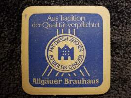 Allgäuer Brauhaus -olut lasin alunen.
