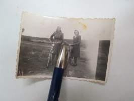&quot;Kaksi Villiä - Anne ja Elsa, 29.9.1945, Pello&quot; -valokuva / photograph