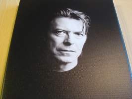 David Bowie, canvastaulu, koko 20 cm x 30 cm. Teen näitä vain 50 numeroitua kappaletta. Yksi heti valmiina lähetettäväksi.