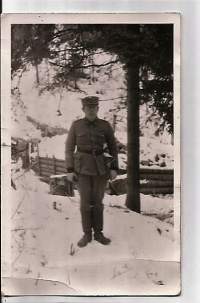 Kersantti juoksuhaudan reunalla 1941 valokuva   9x13 cm
