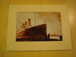 Titanic, paspiksen koko on noin 15 cm x 20 cm, kuva on uusintapainos. Hieno esim. lahjaksi. Ota yhteyttä jos haluat tämän kehystettynä.