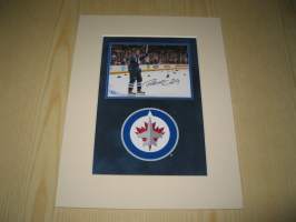 Patrik Laine, Winnipeg Jets, NHL, paspiksen koko on noin 15 cm x 20 cm, kuva on uusintapainos. Hieno esim. lahjaksi. Ota yhteyttä jos haluat tämän kehystettynä.
