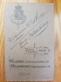 CDV - Visiittikorttivalokuva. -Nyt on todellinen Herrasmies!- Atelier Aino, Korkeavuorenkatu 36 Helsinki. Omistaja Mikko Forsberg, v.1909-1914.