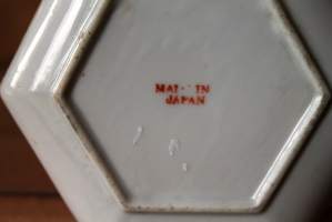 Tuhkakuppi - posliini - itämainen kuvitus, Made in Japan! 10 x 10 x 2 cm.