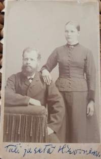CDV - Visiittikorttivalokuva -täti ja setä Hirvonen- Kuva Oscaria Sarén, kuvannut Kotkassa ja Lappeenrannassa 1879-1909.