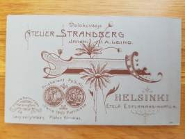 CDV - Visiittikorttivalokuva - kiva tuoli -. Valokuvaaja Atelier Strandberg Inneh.V.A. Leino. Etelä Esplanaadinkatu 4 Helsinki. Omistaja V.A. Leino 1906-1907.