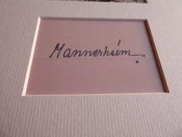 Mannerheim valokuva ja nimikirjoitus joka on painettu paksuhkolle ja matalle valokuvapaperille. Paspiksen koko A4 eli helppo kehystää. Hieno esim. lahjaksi.