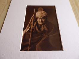 Intiaanipäällikkö Geronimo, valokuva ja nimikirjoitus joka on painettu paksuhkolle ja matalle valokuvapaperille. Paspiksen koko A4 eli helppo kehystää.