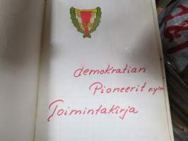 Suomen Demokratian Pioneerien Liitto / paikallisosto / Nuoret Pioneerit -erä koulutus-, kokous-, leiritoiminta-, kerho- ym. materiaalia 1970-luvulta