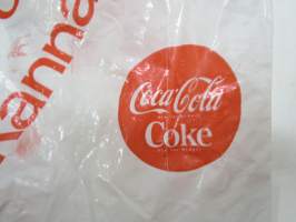 Coca-Cola - Osta osuvasti kanna kätevästi / Nauti Coca-Cola aina jääkylmänä -muovikassi / mainoskassi erikoisesti Coca-Cola pullojen kantamiseen valmistanut Rosenlew