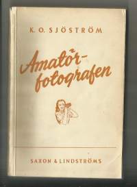 Amatörfotografen. En praktisk handledning av SJÖSTRÖM, K O.  Saxon &amp; Lindström | 1951 |
