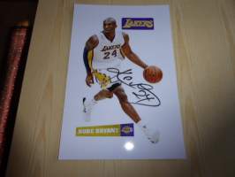 Kobe Bryant, Los Angeles Lakers, NBA, valokuvan koko A4 eli helppo kehystään. Nimikirjoitus on painettu, ei siis käsinkirjoitettu. Hieno esim. lahjaksi.