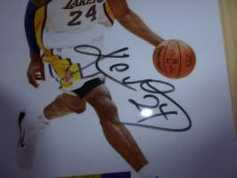 Kobe Bryant, Los Angeles Lakers, NBA, valokuvan koko A4 eli helppo kehystään. Nimikirjoitus on painettu, ei siis käsinkirjoitettu. Hieno esim. lahjaksi.