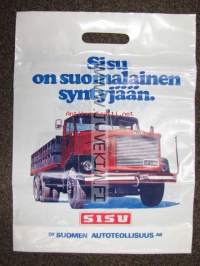 Sisu on suomalainen syntyjään / Sisu on voimaa -mainoskassi 1970-luvun alku (Amerplast / muovikassi). Kassin molemmilla puolilla on eri kuva.