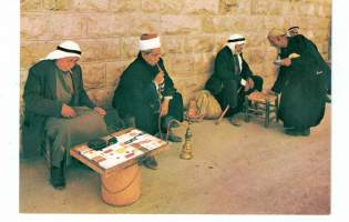Postikortti /  valokuva.  Arabi  miehet  polttelee  rauhassa  vesipiippua. Kulkematon.